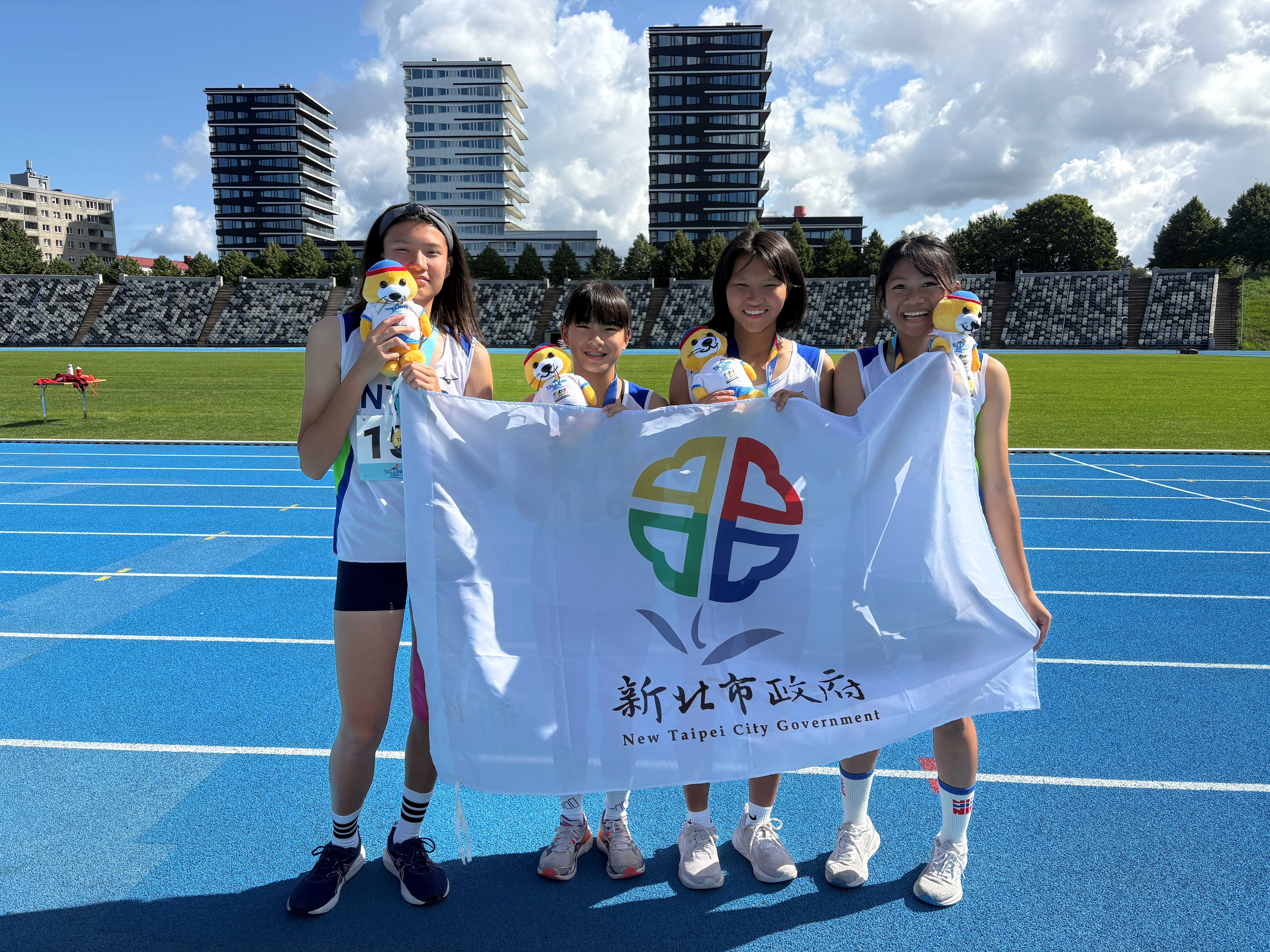 2025 ICG國際少年運動會左起楊巧詣、王宥涵、徐靖閔、林子婕,田徑女子4X100公尺接力金牌